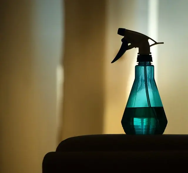 schoonmaakazijn sproeien tegen slakken
